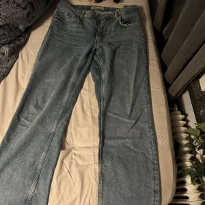 Zara Jeans - Säljer mina Zara jeans då de ej passar. Midrise jeans. Köpte för 399. Pris kan diskuteras.
