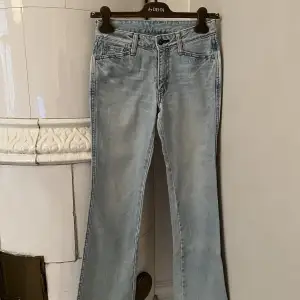 Superfina Levis jeans, strl 32-34. Ljusblå Levis-jeans i bootcut-stil. Säljer pga för små. Längd passar men liiite långa på mig som är 158cm. Som nya.