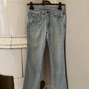 Levi’s bootcut jeans ljusblå - Superfina Levis jeans, strl 32-34. Ljusblå Levis-jeans i bootcut-stil. Säljer pga för små. Längd passar men liiite långa på mig som är 158cm. Som nya.