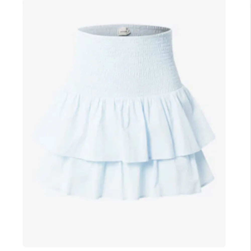 Säljer en superfin volang kjol som är köpt från about you men är märket Pimkie. Den har inte kommit till användning då jag redan har en pastellblå kjol. Slutsåld på hemsidan, prislapparna finns kvar. Kjolar.