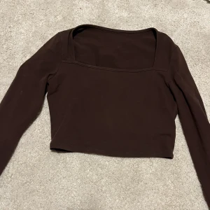Brun långärmad  - En brun bomullströja med långa ärmar och fyrkantig urringning som framhäver kroppen så snyggt. I strl xs och sitter tight men är väldigt stretchig 😍