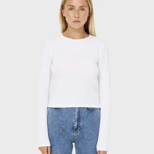 Vit tröja - vit tajt tröja från stradivarius. oanvänd, men säljer då jag inte använder den. lappen sitter fortfarande kvar så i nyskick. slutsåld hos zalando. 