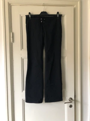 Svarta low waist byxor  - Svarta lågmidjande byxor 