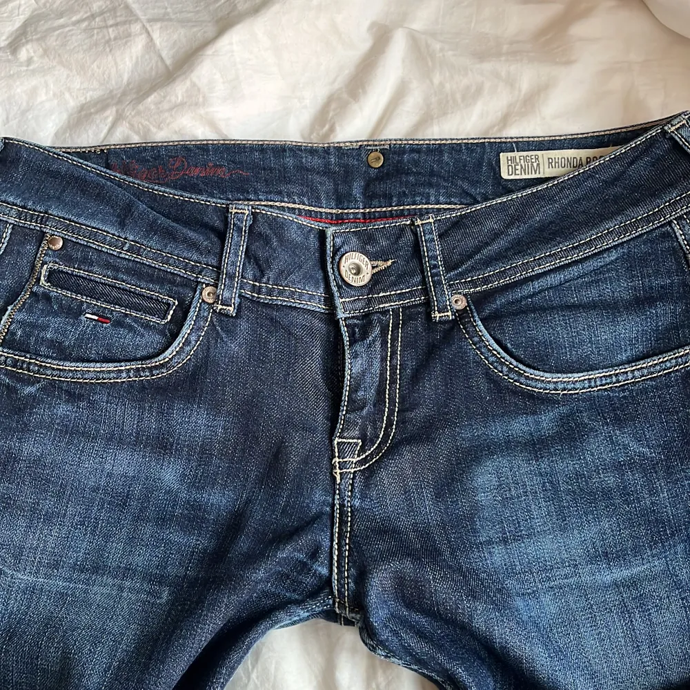 Superfina mörkblå lågmidjade Tommy hilfiger jeans med bootcut! Midjemått: 82 cm Innerbenslängd: 76 cm Jag på bilden är 160 cm Skriv om du har fler frågor!💕. Jeans & Byxor.
