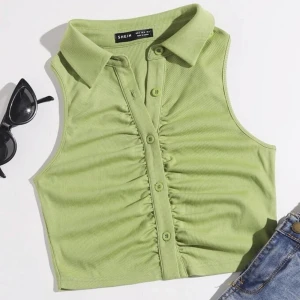 Grön topp - En grön kort topp köpt från SHEIN i strl S. Så cool och gör sig super snyggt på, särskilt lite uppknäppt! Blir sällan använd tyvärr 😊