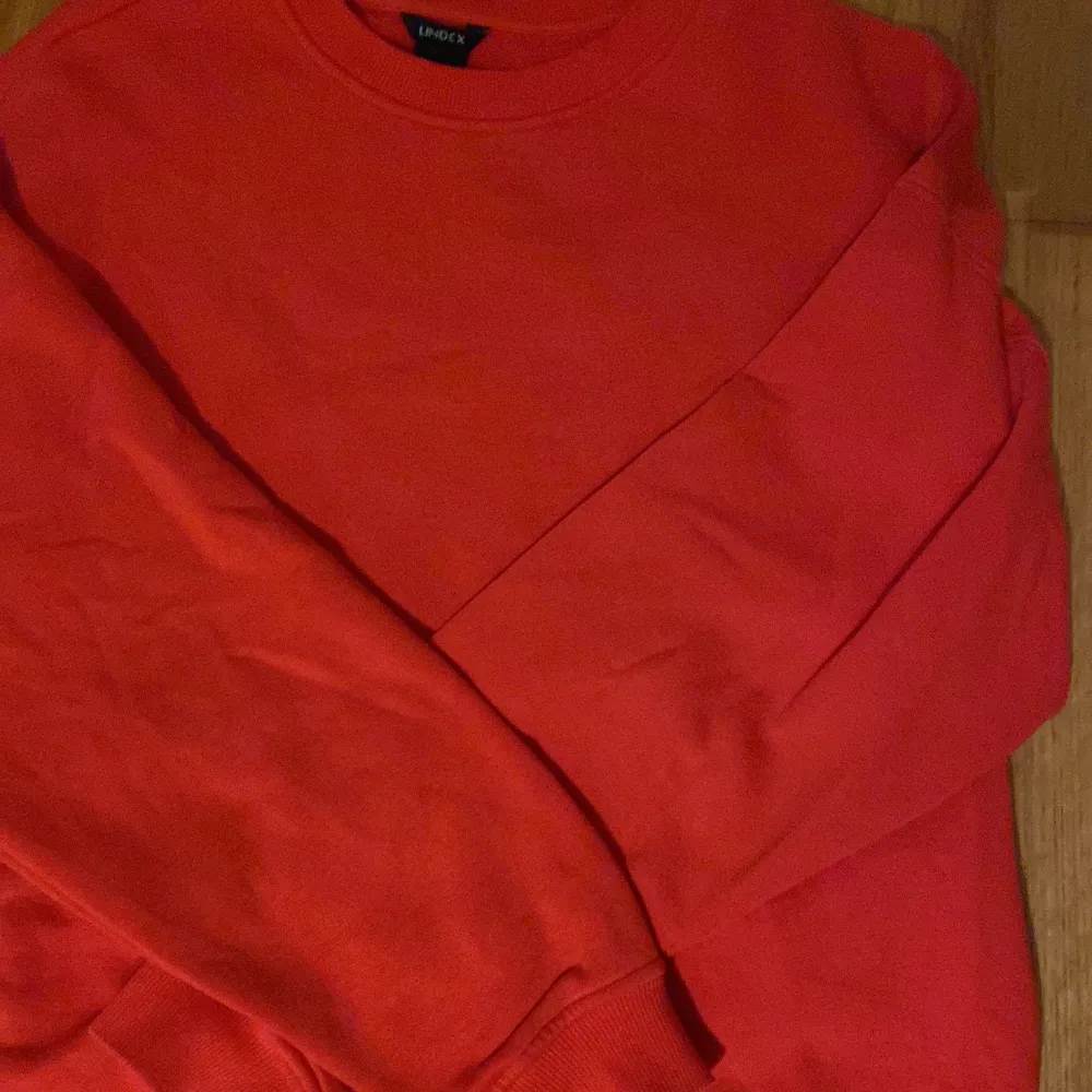 Röd tröja, tjockare ifrån Lindex.  Storlek S. Tröjor & Koftor.