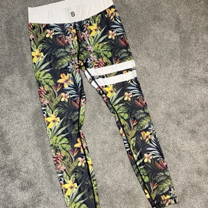 Stronger byxor - Träningsbyxor i märke Stronger. Står storlek L men måste vara felmärkta. Uppskattar att de är små Medium.  Superskönt i fint skick.