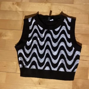 Väst  - Jag säljer en väst som jag aldrig har använt. Den är i S 