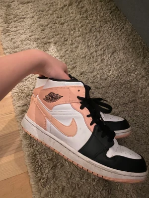 Jordans  - Använt väldigt lite, pris 700kr inkl frakt eller högsta bud, storlek 41 nypris är 1400