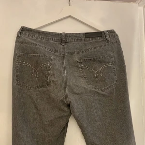 Grå jeans - Grå jeans med snygga fickor och hål i knäna, kommer ej till användning