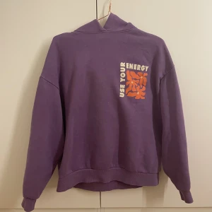 Lila hoodie  - Säljer en jättefin hoodie från Pull&bear. Använd ett fåtal gånger. 