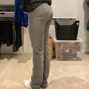 Jeans - Pepe jeans som passar alla mellan xs och m (27/34), klär de olika storlekarna på unika fina sätt!💕 Min kusin som visar upp plagget är normalt sätt en XS, 170 cm men byxorna passar även mig som är en 38/ M, 170 cm då dem är stretchiga i materialet! 