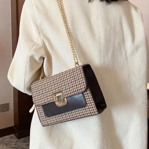 Väska - En fin väska med fina ränder!  Väskans längd: 21cm  Väskans bredd: 7.5 Väskans häjd: 15 Väskans höjd: 30