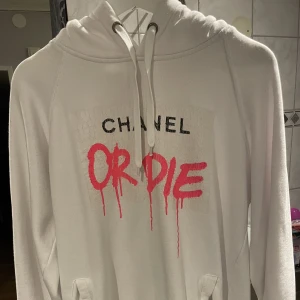 Chanel or due hoodie - Hyfsat skick lite sliten på trycket! 