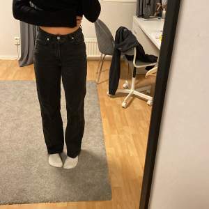 Svarta jeans ifrån bikbok, storlek W27L30 