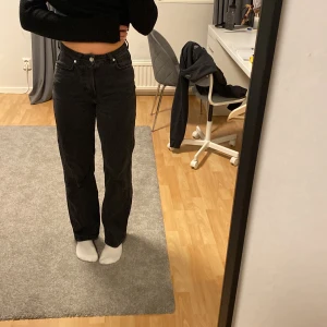 Svarta jeans bikbok - Svarta jeans ifrån bikbok, storlek W27L30 