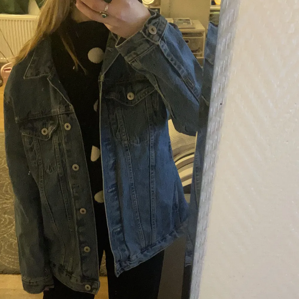 Jackan är i herrmodell och är därför ganska oversized. Nyckick och knappt använd. Från lager 157. Skriv för fler bilder!. Takit.