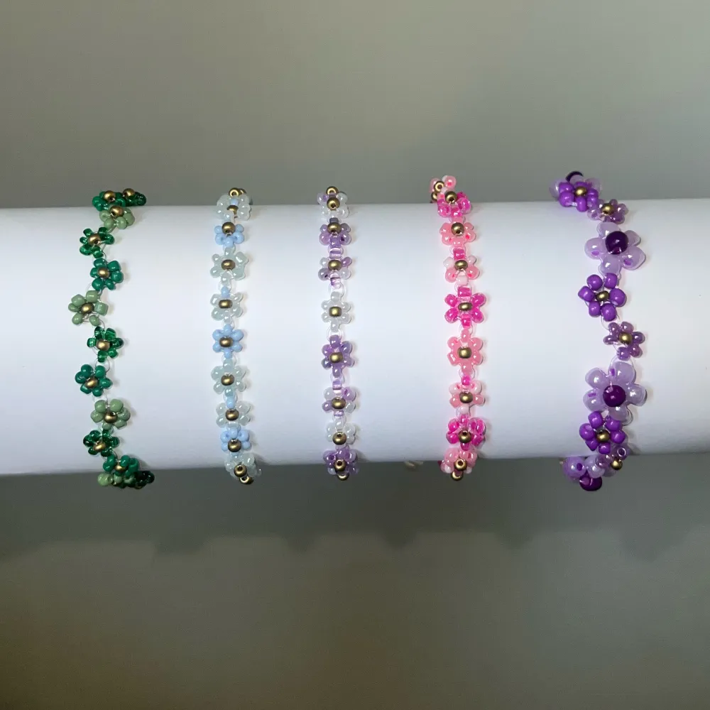 Säljer handgjorda blomarmband av pärlor! Här är några exemplar men självklart kan man ge egna förslag på färg och stil☺️🤍 Armbanden kostar 100 kronor styck🧚🏼 . Övrigt.