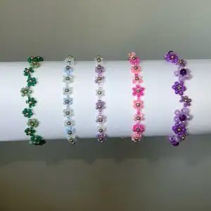 Säljer handgjorda blomarmband av pärlor! Här är några exemplar men självklart kan man ge egna förslag på färg och stil☺️🤍 Armbanden kostar 100 kronor styck🧚🏼 