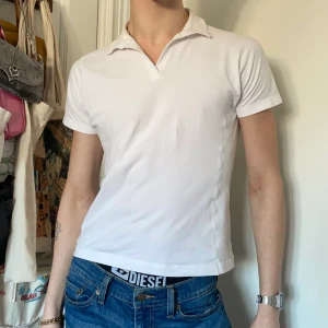 Vit piké babytee 90s y2k krage basic - Vit pikétröja med babytee fit och dekorativa sömmar på både fram och baksidan 🐚🎧✉️ Perfekta basicplagget till jeans, kostymbyxor, cargobyxor, vad som helst! <3