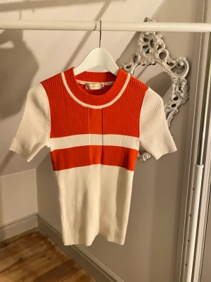 Tröja tory burch - Mammas gamla rödvita tory birch tröja. Lite fläckig på armen men inget som syns tydligt. Vet ej usprungspriset.