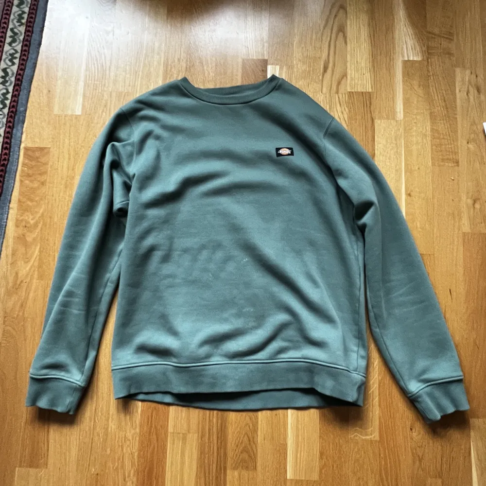 Dickies sweater som jag inte längre använder. Passar bra om man brukar ha L-XL, men kan vara nice som overzised om man är mindre. Tröjor & Koftor.