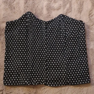 Korsett - Prickig kosett i stretchigt tyg 🖤