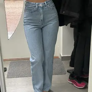 Snygga blåa jeans från Weekday i modellen Rowe Extra High Straight Jeans. Sitter bra på mig som är 1,63 ❤️ Köpte för 590 kr säljer för 250 kr