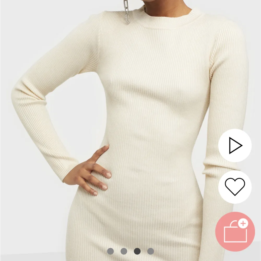 Ribbstickad klänning från missguided. - Långärmad - Midi längd  - Rund hals  - Slits längst ena sidan  Färg - sand  Modellen bär storlek 36. Klänningar.