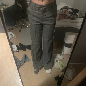 Lågmidjade gråa kostymbyxor - Helt oanvända Lågmidjade gråa kostymbyxor från märket selected som knappt finns att hitta, köptes i en exklusiv butik i skåne. Köpt för cirka 650 kr, helt oanvända. Sitter perfekt på mig som är 173🫶🏼