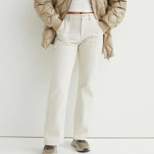 Cargo byxor  - Jätte fina byxor från hm som är längre över ankeln för mig 164cm, använda 1 gång. 