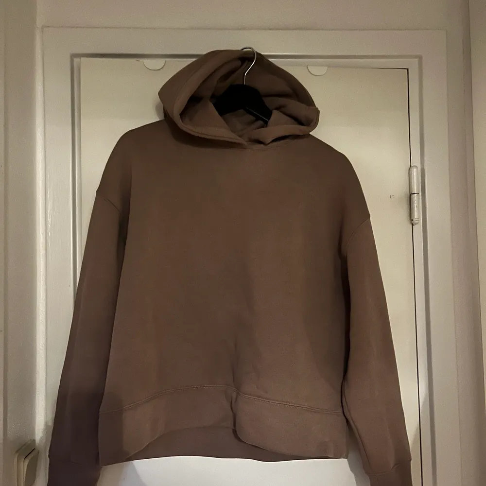 Säljer dessa 2 zara Hoodies, 1 svart 1 brun i strl M för de blivit för små! Den bruna är knappt använd och den svarta sparsamt använd. Båda 2 för 190 kr och nypris var väl runt 200/249 st. Priset kan diskuteras, garderobsrensning!🤗💕 köpare står för frakt!. Hoodies.