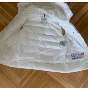 Moncler väst vit - Nästan ny använt 2 3 gånger inga håll eller sånt