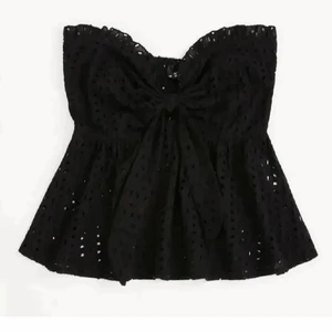 shein topp - säljer denna svarta topp från shein, använd en gång💕 (ganska liten i storleken)