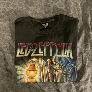 Led-Zeppelin t-shirt  - Sitter relaxed och väldigt skönt o j luftigt material. Snygg baksida 