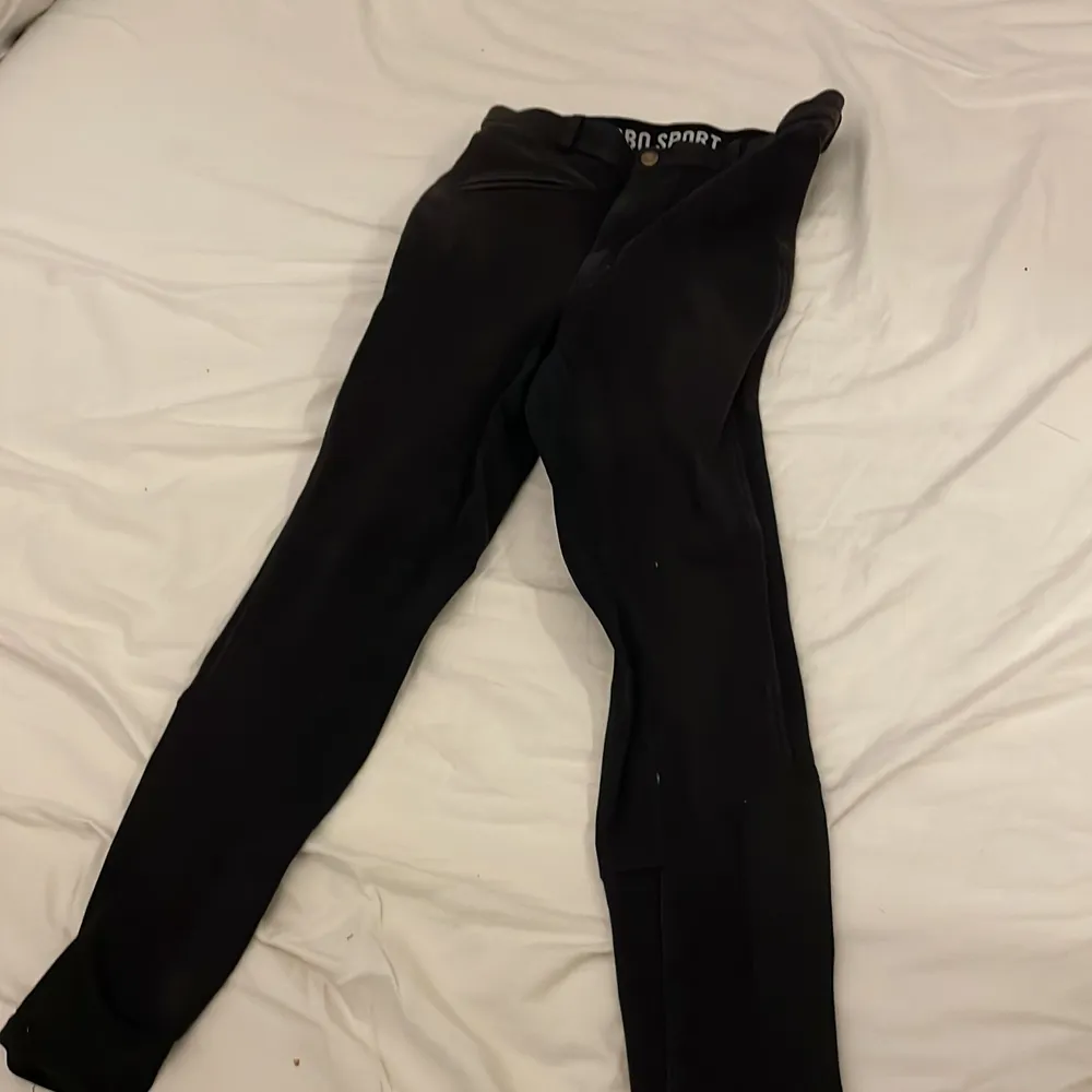 Att par super fina och varma ridbyxor i färgen svart dom är i storlek 160. Dom har även en ficka med dragkedja, dom är hel Skoda . Jeans & Byxor.