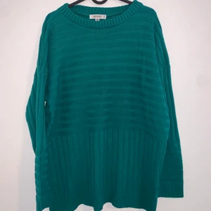 Oversized missguided jumper - Beautiful dark turquoise colour. Good condition, super comfy and it’s baggy style makes it great for layering in the fall and winter. Size 36 but would say it fits more like a 38