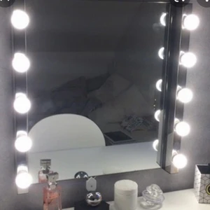 smink lampor st från ikea - Hej nu säljer jag mina smink lampor från  ikea  dom e helt nya med kartong  köpte dom från ikea 