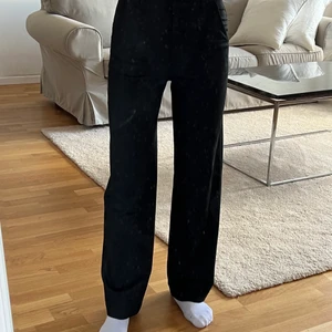 Kostymbyxor 🖤 - Snyggaste kostymbyxorna ifrån Madlady, modellen är Perfect Suit Pants! Sjukt snygga men säljdes då jag var för många byxor, i jättefint skick! 