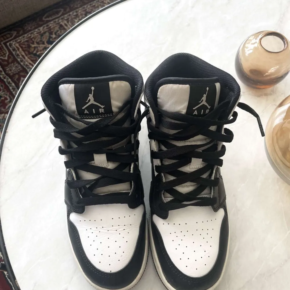 Jordan 1 mid white shadow! Storlek 39!! Använda Max 5 ggr ser helt nya ut!  Ny pris: 3599kr  Säljer dem pågrund ut av att jag inte får någon användning🥺 . Skor.