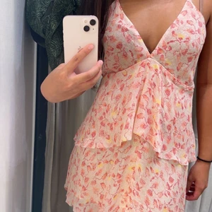 Zara klänning - Säljer denna fina klänning pga för korta på mig som är 170 lång. Köpt utomlands (ord.pris 500kr) och har endast använt den 1 gång, så gott som ny. Passar perfekt till våren eller i sommar!💗