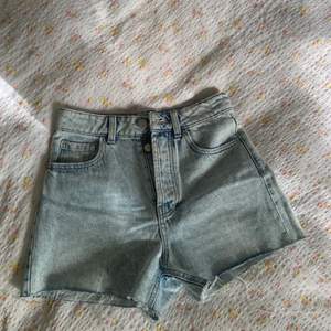 Snygga jeans shorts från zara! Använda endast en gång pga försmå.
