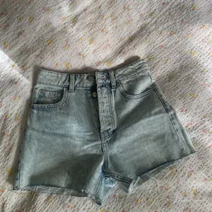 Snygga jeans shorts från zara! Använda endast en gång pga försmå.