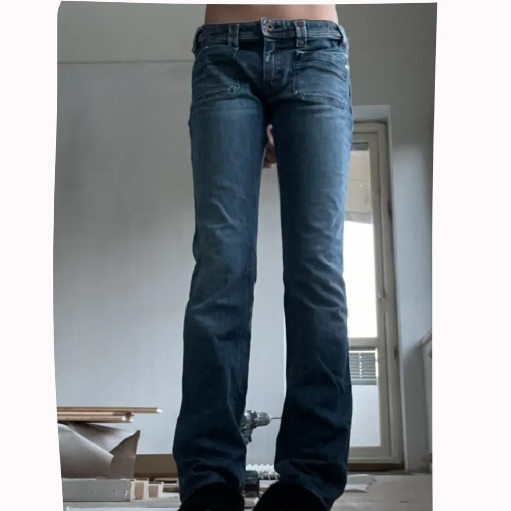 Super fina lågmidjade bootcut jeans i storlek 36-38 lite för långa för mig passar för 168+💓 bra skick💓. Jeans & Byxor.