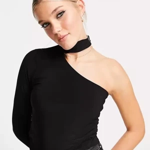 Topp med utskurna detaljer - Topp från Asos i storlek 34. Endast använd en gång. 