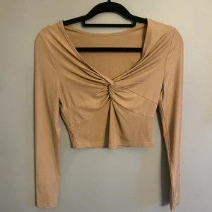 Topp - Rosa topp med fin ringning 