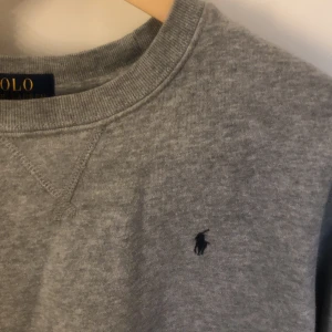 Ralph lauren tröja - Grå Ralph lauren tröja. Knappt använd.