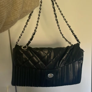 Väska  - Köpt på second hand. Något avskavd i ena kanten. Kedjan går att ändra ifall man vill ha ett eller två band 