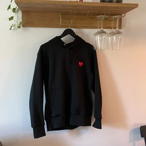 CDG HOODIE - Säljer min CDG hoodie. Den har ok skick, lite nopprig. (7/10).   Säljer då jag ej använder längre.  Bjuder på frakten vid priset 1095kr.  Storlek medium, men sitter som small typ. 