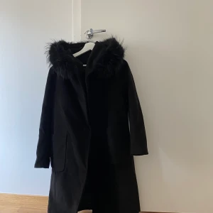 Kappa  - Säljer min svarta kappa då den inte användes så mycket  Storlek S 